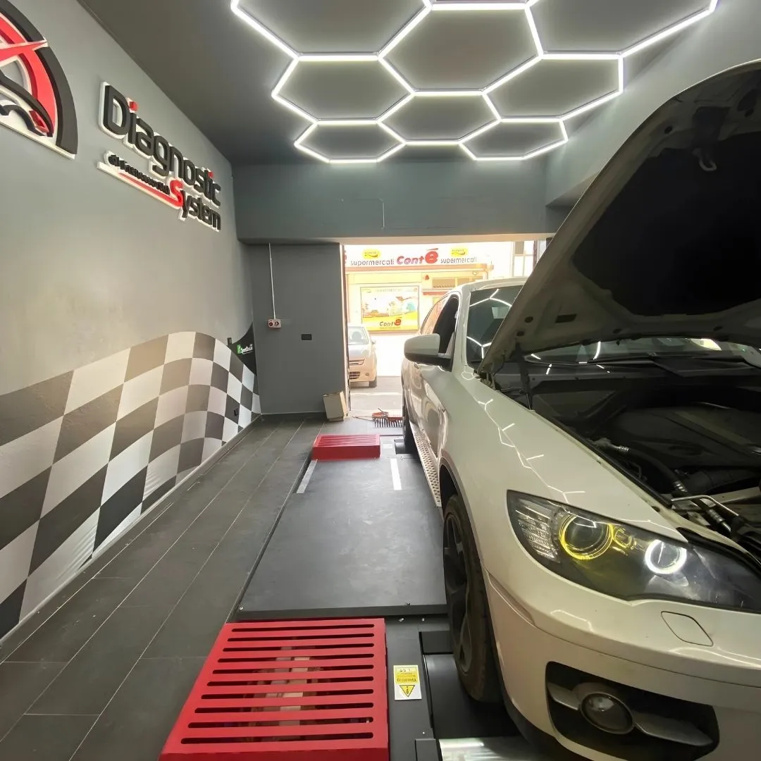 auto in sala prova potenza auto sui rulli del banco prova diagnostic system a gioia tauro